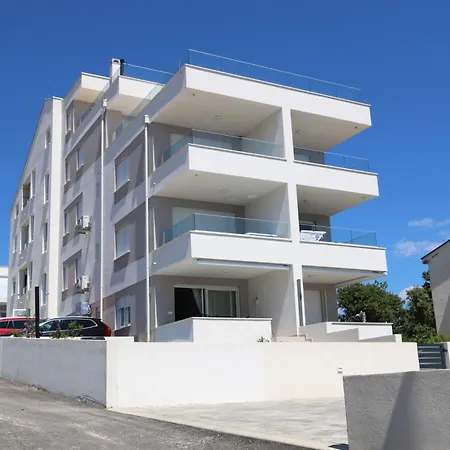 Dolphin View Ii With A Pool By The Mandre