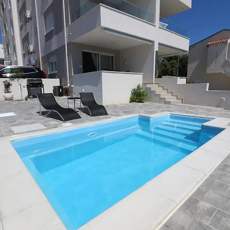 Dolphin View Ii With A Pool By The Mandre