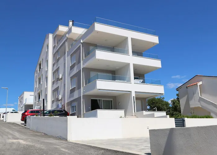 Dolphin View Ii With A Pool By The Mandre