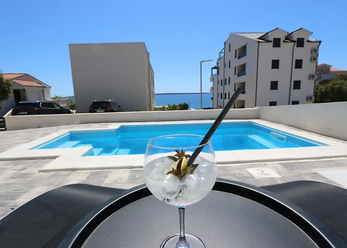 Apartamento Dolphin View Ii With A Pool By The Mandre