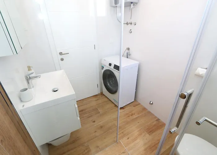 Apartamento Dolphin View Ii With A Pool By The Mandre