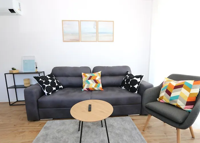 Dolphin View Ii With A Pool By The Mandre