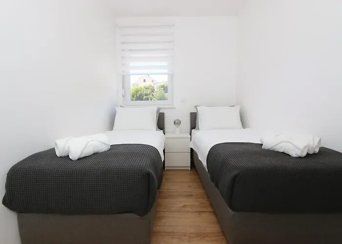 Apartamento Dolphin View Ii With A Pool By The Mandre