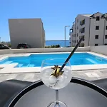 Apartman Dolphin View Ii With A Pool By The Mandre