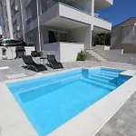 Dolphin View Ii With A Pool By The Mandre