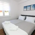 Apartman Dolphin View Ii With A Pool By The