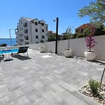 Apartman Dolphin View Ii With A Pool By The Mandre