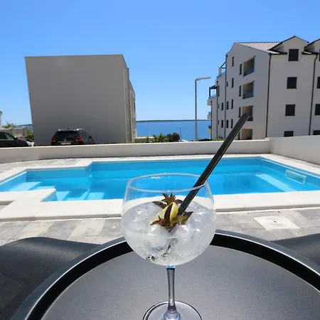 Apartman Dolphin View Ii With A Pool By The Mandre