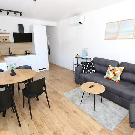 Dolphin View Ii With A Pool By The アパート マンドレ