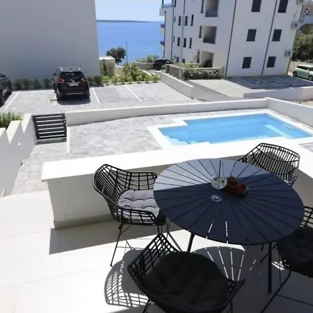Apartman Dolphin View Ii With A Pool By The *