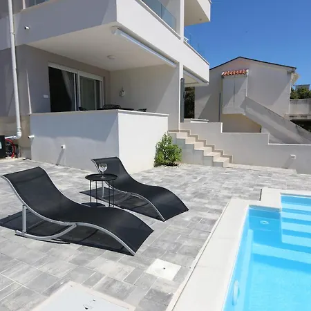 Apartman Dolphin View Ii With A Pool By The *