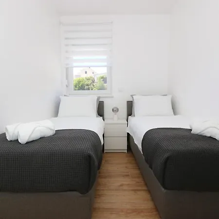 Apartman Dolphin View Ii With A Pool By The Mandre