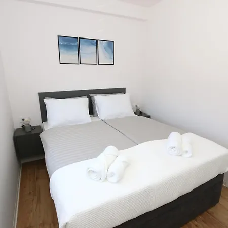 Apartman Dolphin View Ii With A Pool By The *