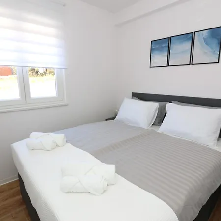 Apartman Dolphin View Ii With A Pool By The