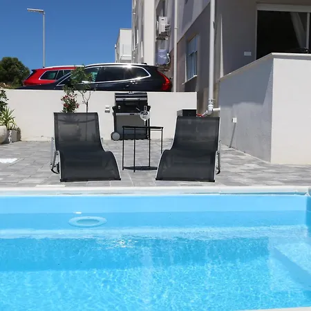 Apartman Dolphin View Ii With A Pool By The