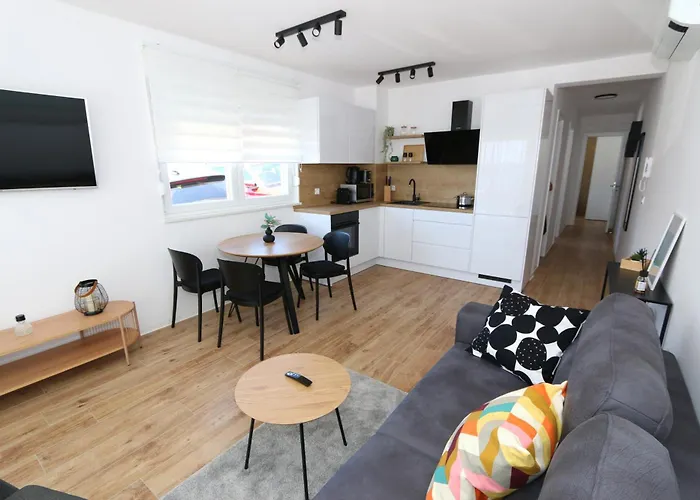 아파트 Dolphin View Ii With A Pool By The *