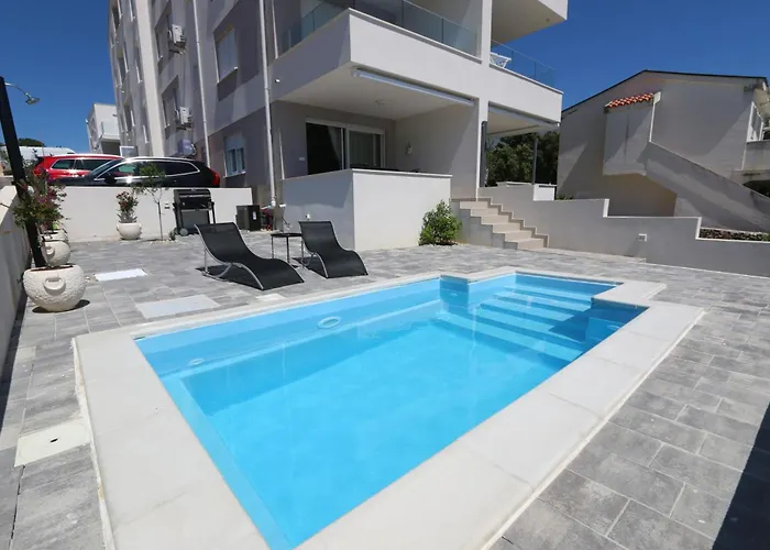 Dolphin View Ii With A Pool By The 만드레